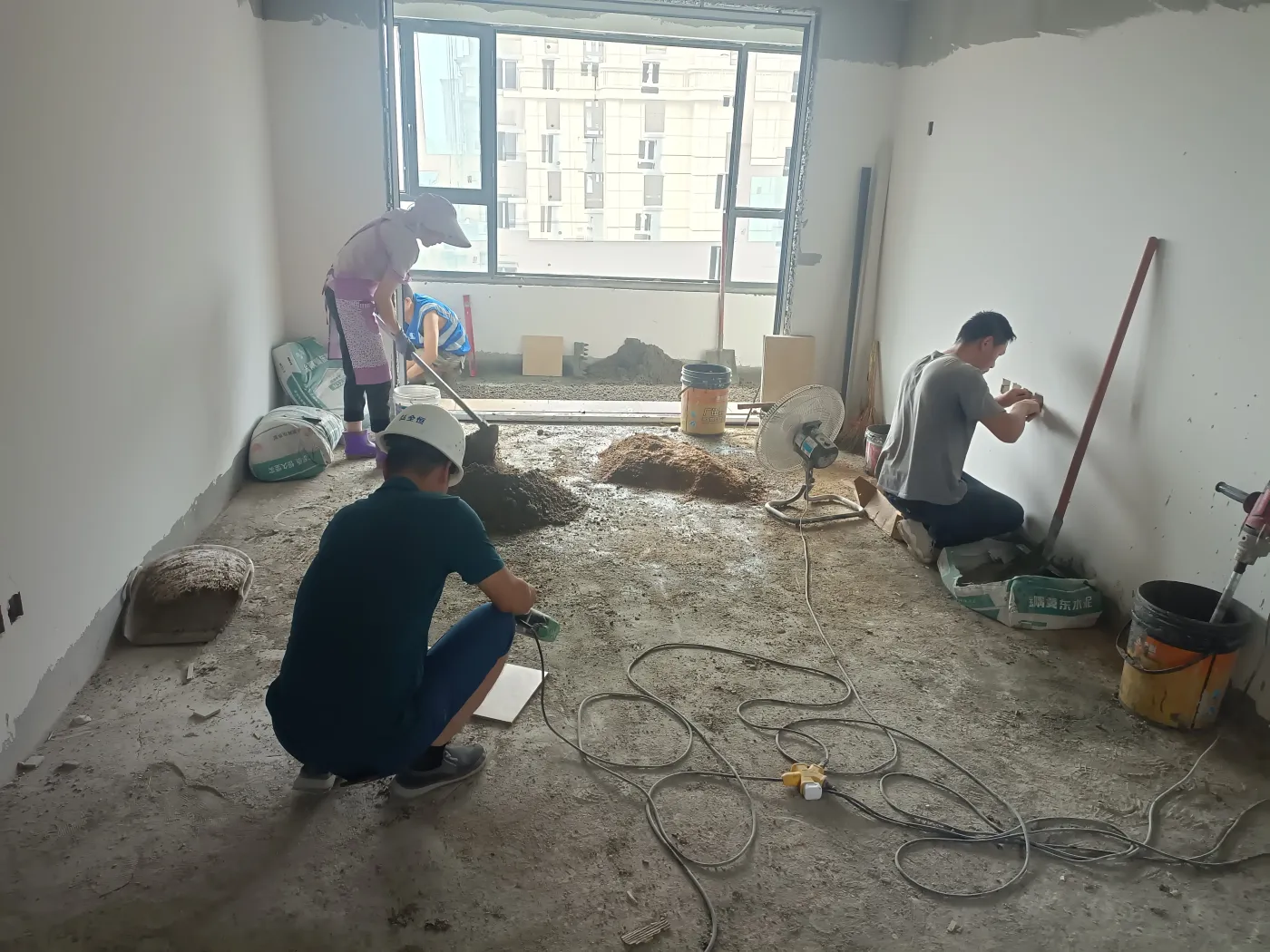 本周主要工作如下:4#,8#楼外立面施工,11#楼内墙抹灰施工,室内水电