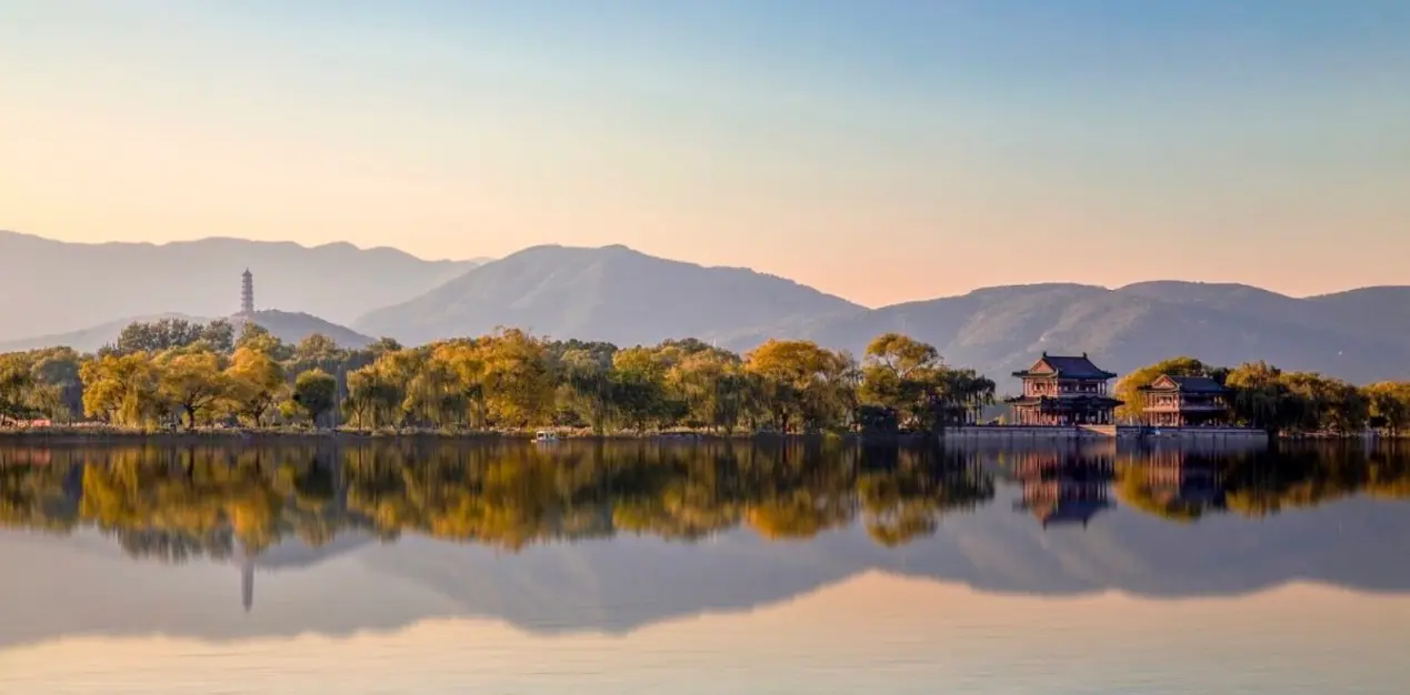 印香山既以香山為名,自然深得香山之氣韻精髓.