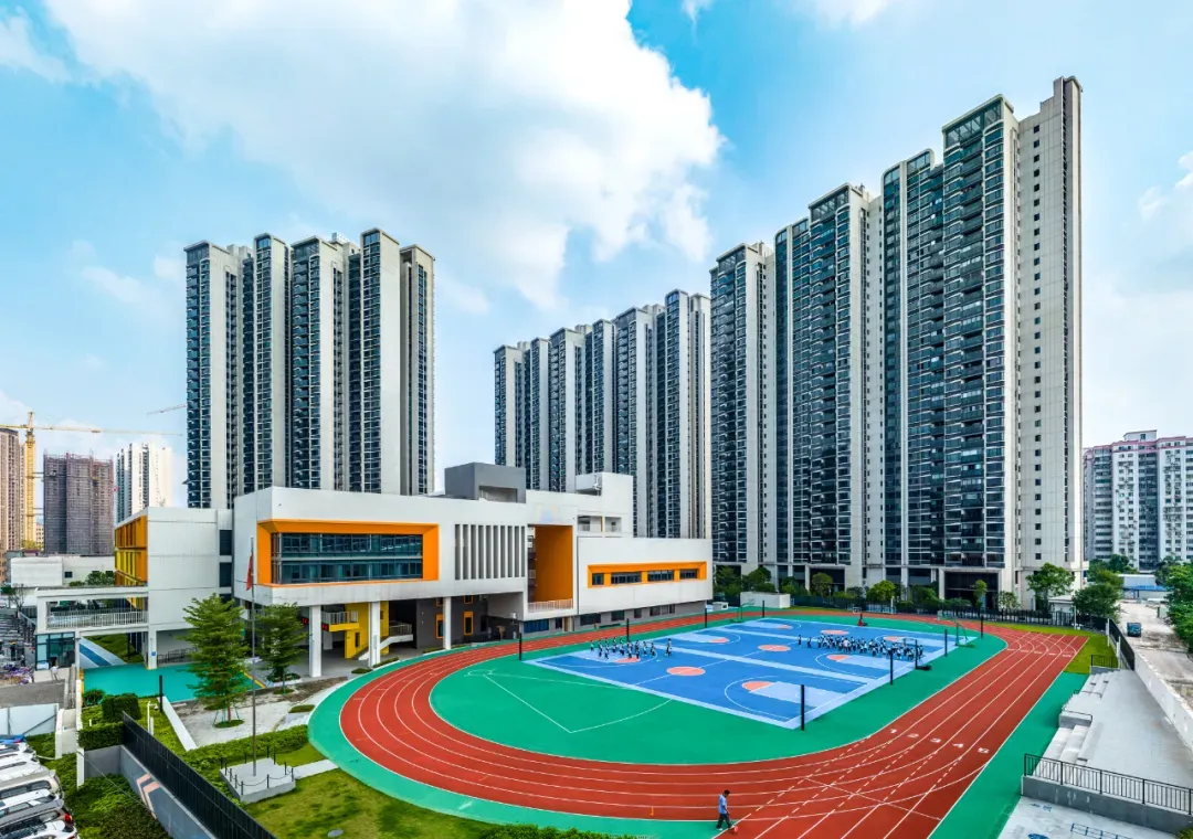 要知道,开发区二小当年成立时,正是黄埔区教育界的带头兵,现在已经