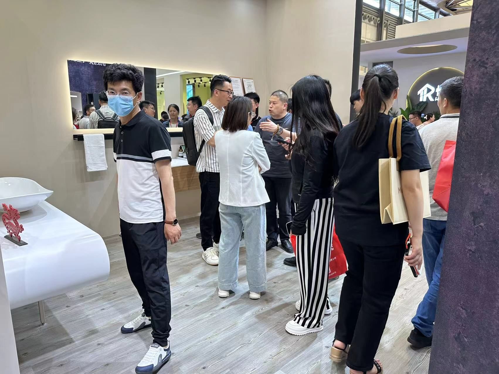 领势向上，UFDSL攸沨浴室柜亮相2024上海厨卫展