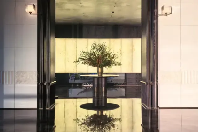 地面采用意大利瑞吉灰石材,檀意东方的艺术大门灵感源自安缦酒店,每