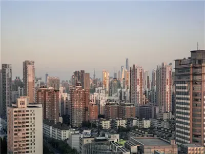 超强台风“摩羯”袭击海口之后:大量房屋玻璃门窗受损,复工复产正有序推进