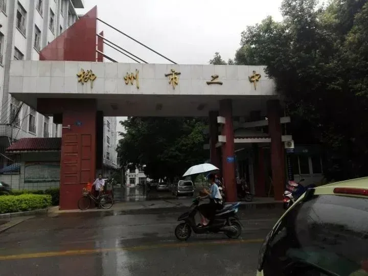 柳东新区的二中新址(图片源自网络)  高一的学生小陈说:"新校区离