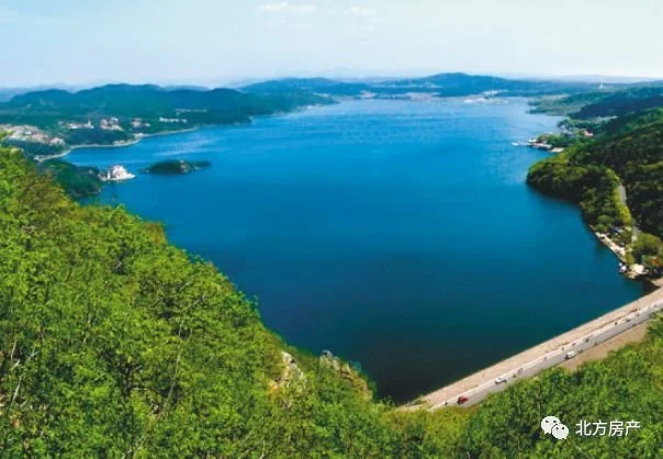 同時,園區內景依山而建,萃取歐洲園藝精粹,匠心營造詩意林湖美景,圓夢