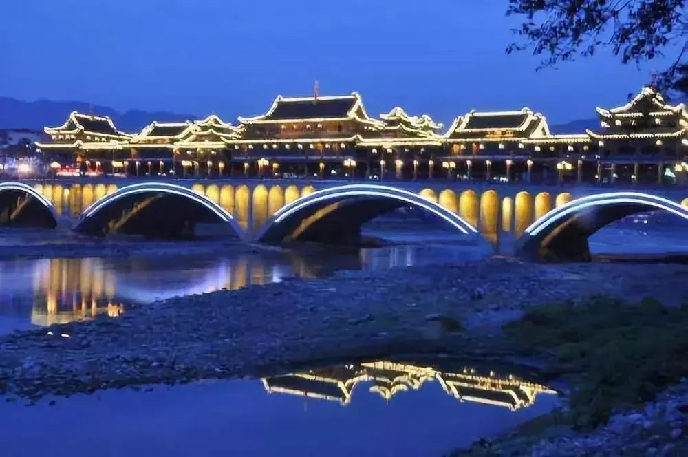 雅州廊桥(图源旅行柚子君)2009年,"中国白酒之都"这块金字招牌也花