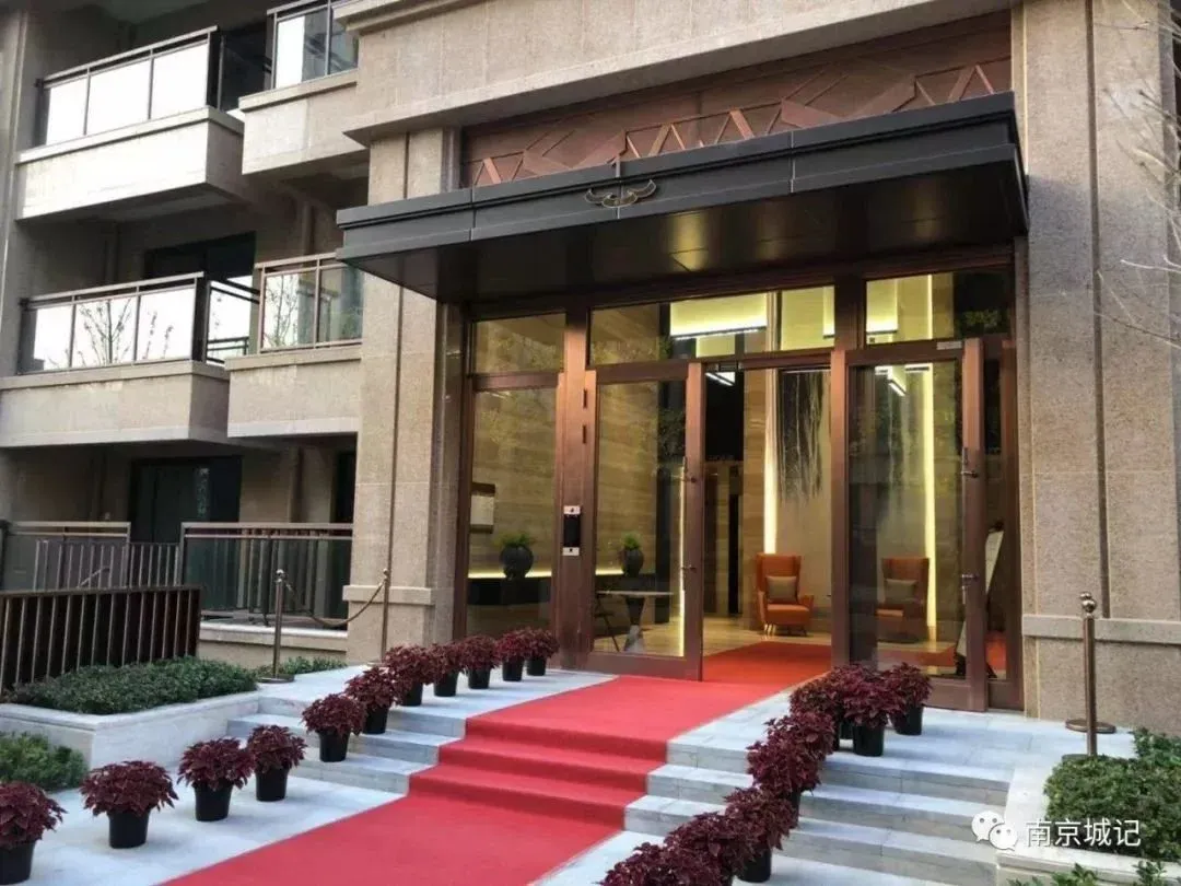 从项目实景看,小区主入口,会所,单元门厅等设计比较大气,以黄色和金