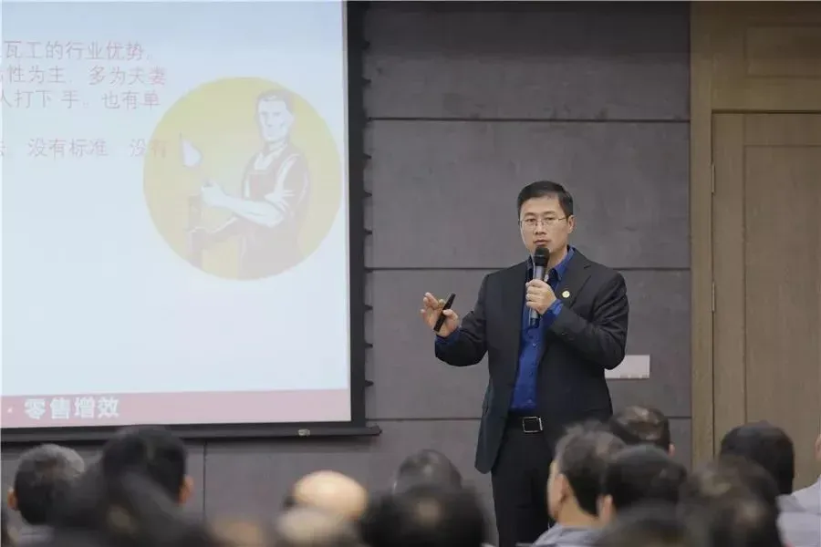 培训于华然装饰1号馆顺利开展,我们特邀东方雨虹的专业讲师孙飞先生