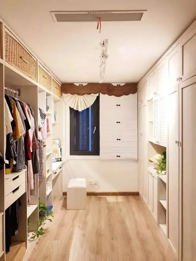 婚房刚入住,次卧改衣帽间太实用了,很多人却说家里看起来好乱!