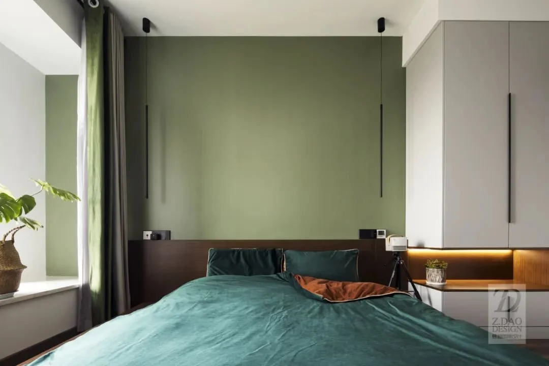 床头使用高饱和度的墙面,墨绿色灯芯绒床品质感十足,素雅而带有一丝