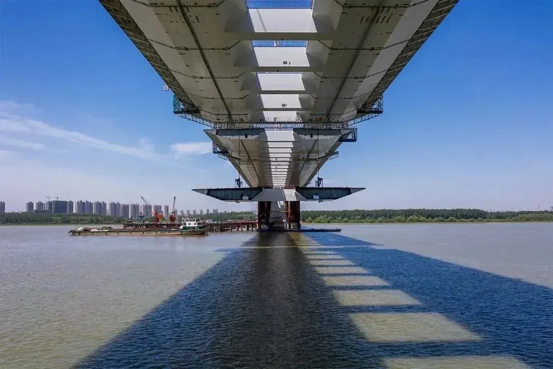 南京浦仪公路西段跨江大桥正式合龙年底通车