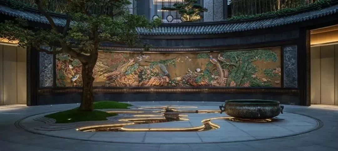 如同年拿地价第二的建发央玺(29952元/平),自百鸟朝凤灰塑后,再无水花