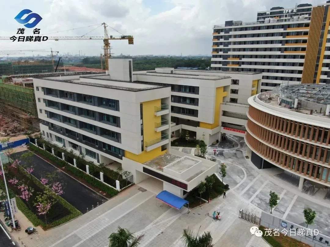 华师附属电白学校9月1日正式开学对面的金源华府营销中心明天开放