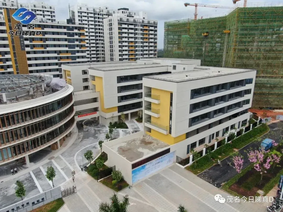 华师附属电白学校9月1日正式开学对面的金源华府营销中心明天开放