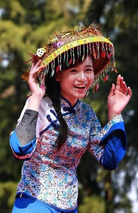 原生态的疍家服饰别具风情,在衣服颜色上以黑,白,蓝等冷色调为主,与