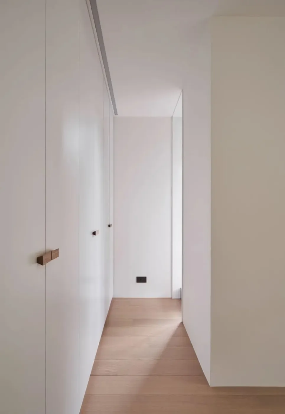 床尾处的大白墙,结合白色的衣柜门,也是带来了一个轻松舒适的生活