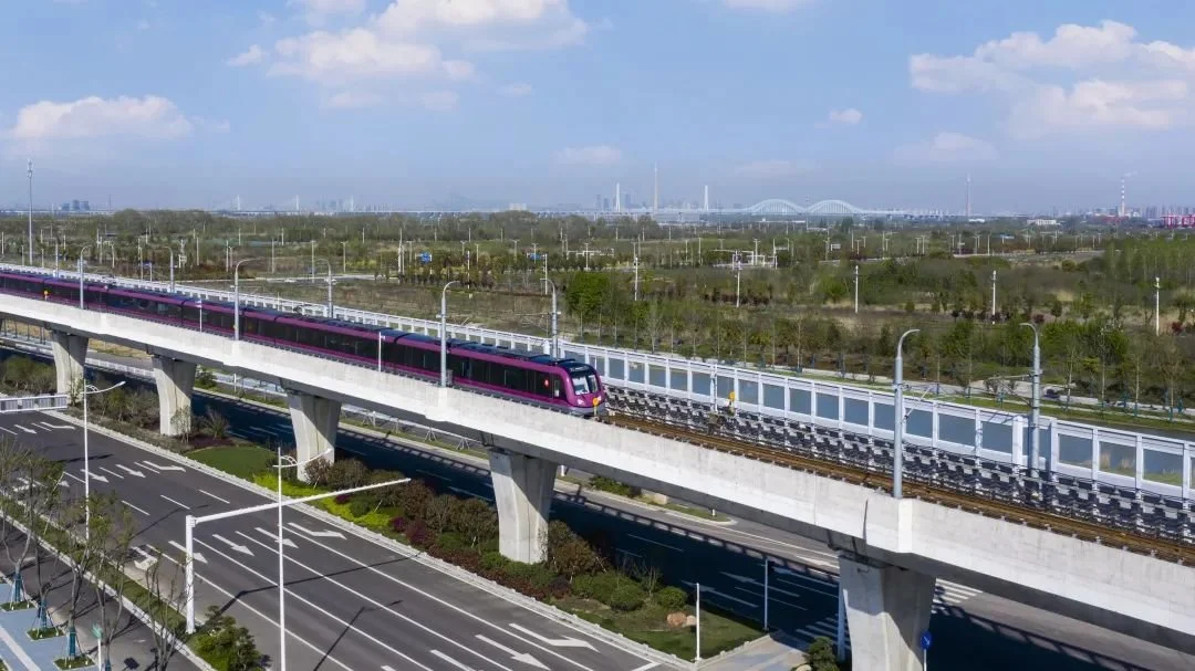 地铁s3号线实景图地铁s3号线,目前为止南京地铁中以桥梁形式跨越