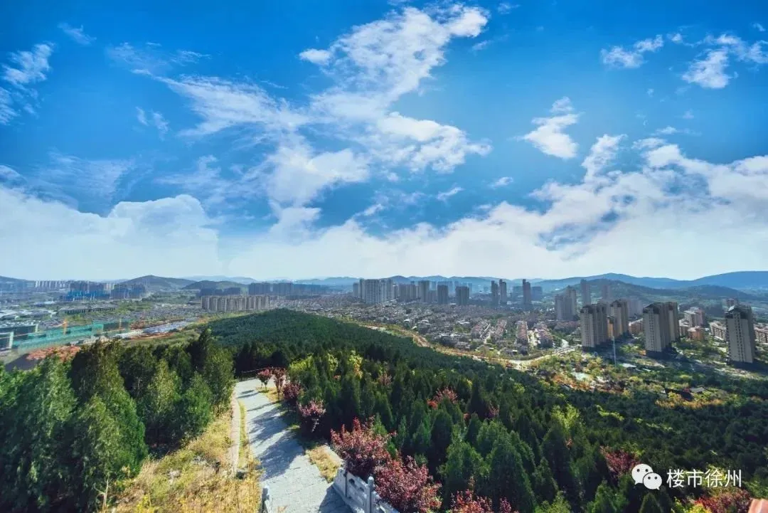 龙腰山实景图居住在此,下楼走数百步,就能野餐,烧烤,爬山,看星星