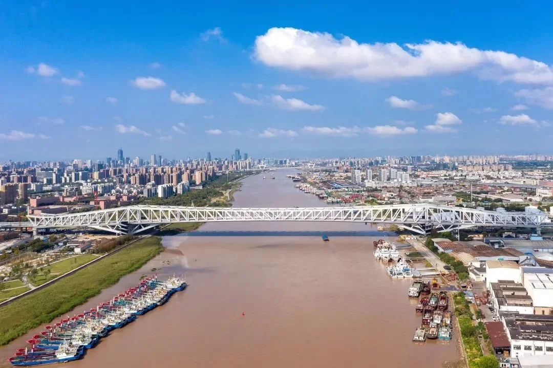 三官堂大橋飛架南北,與常洪隧道一起,雙線串聯鎮海與東部新城,高新區