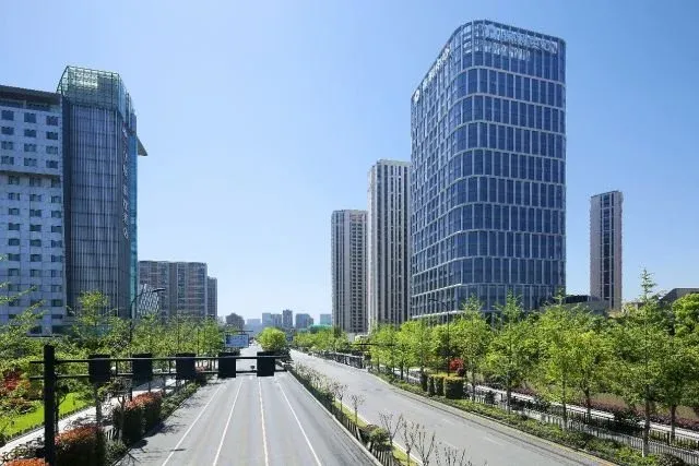 我们打造的保利中心,现在已成为杭州主城的地标性建筑.