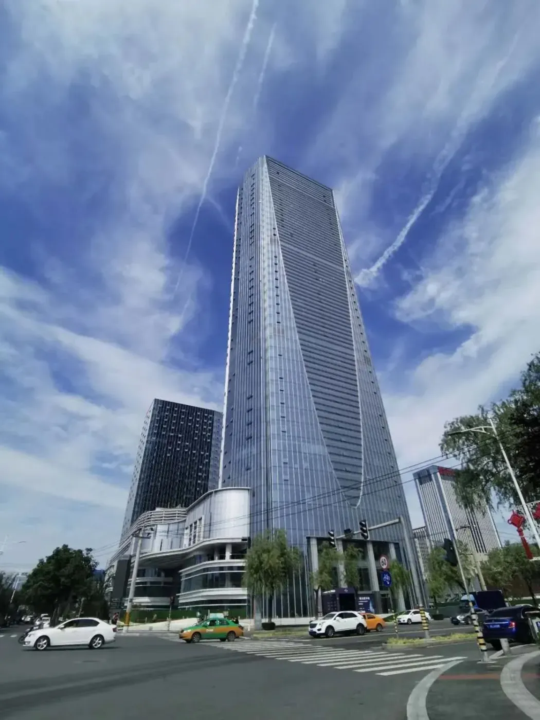 抬头看,高新neworldt3栋楼,高达196米的俊秀身姿高耸入云,大气美观超