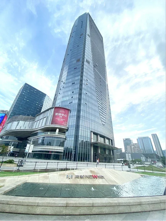 站在高新neworld项目t3大楼前,一个超大型广场映入眼帘,广场上绿荫