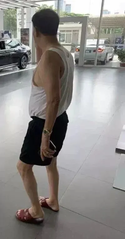 而街边身穿背心,脚踩人字拖的阿伯可能只是刚刚下班的售楼小哥!