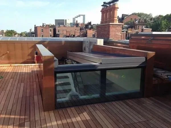 买了顶楼就是好,凿个天窗入口,把楼顶收拾干净,一家独享大露台