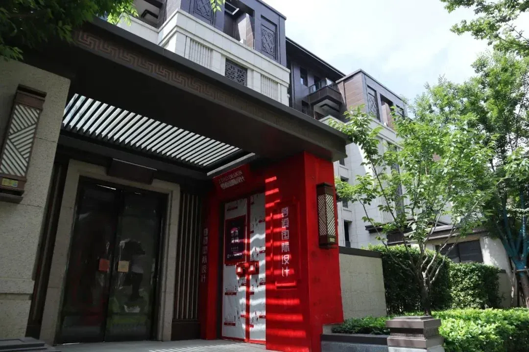 合肥280㎡葛洲坝中国府现代风叠墅地台式楼梯客餐厨一体素雅空