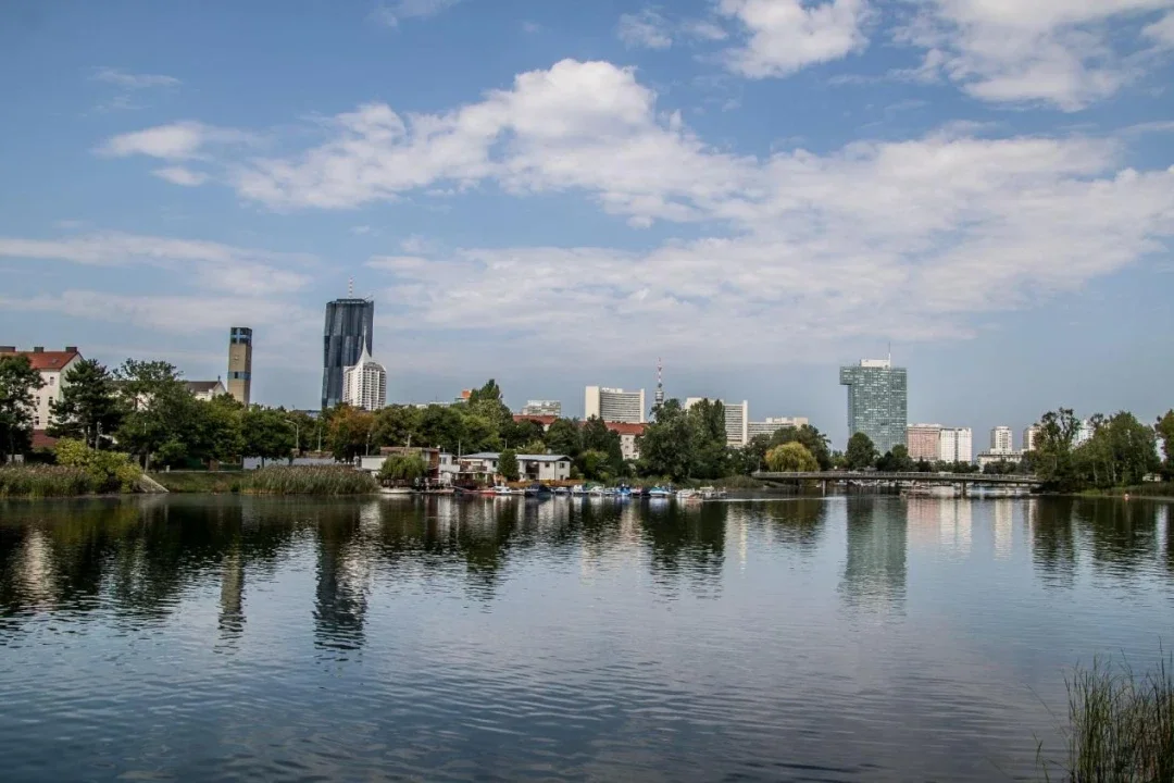 生態配套:佔地420畝的東湖公園是一大亮點:擁有天然開闊湖面,幽靜的