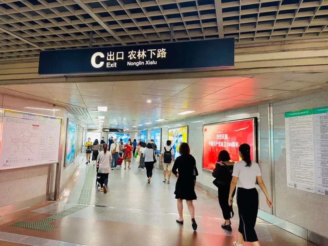 走出广州地铁1号线东山口站c出口,是农林下路;f出口则是署前路.