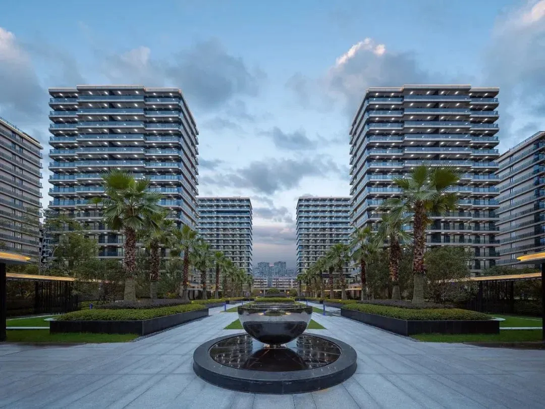 在宽阔笔直的马路上放眼望去,目光瞬间便被金昌·上樾府的颜值锁定,一