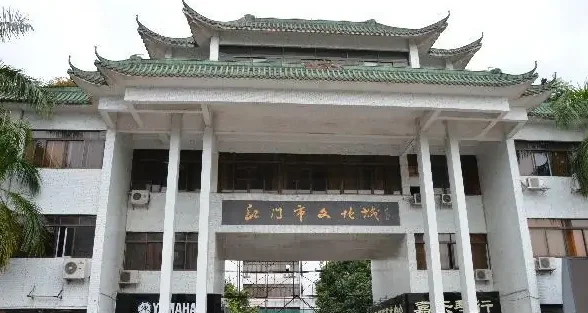 江門市圖書館,始建於1956年,舊址位於江門市中山公園角,1995年10月18