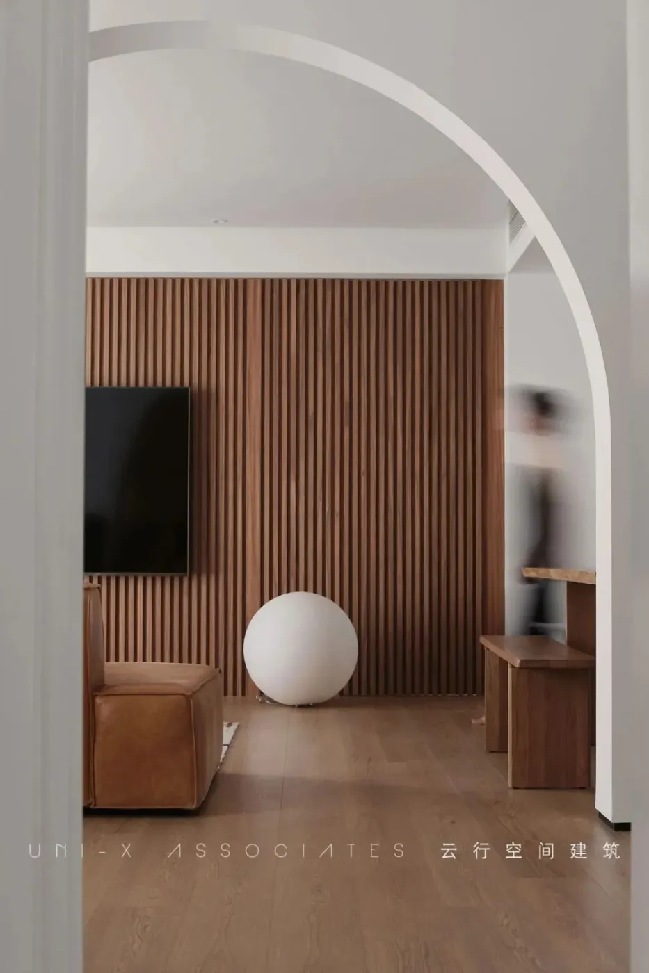 149㎡家里拱门设计有趣又个性木格栅电视墙时尚有温度