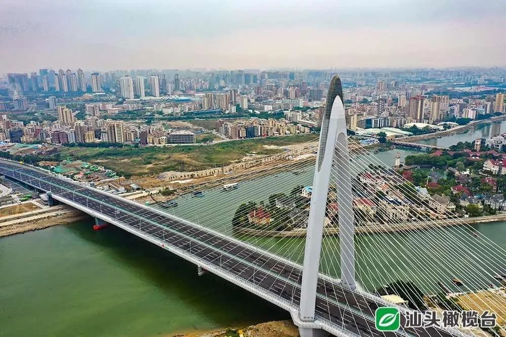 天合名轩紧邻中阳大道,这条"主线六车道 辅道四车道"的城市快速路贯穿