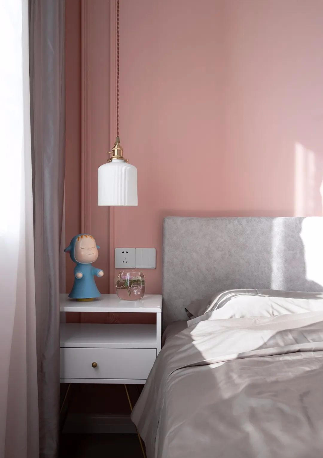 90㎡北欧轻奢风，粉红色的卧室设计很温馨