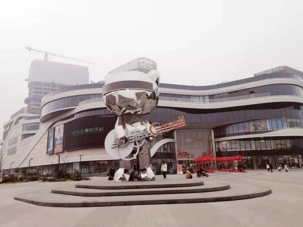 据悉,新都旭辉广场除了大型商业购物中心外,还涵盖了时尚街区,星级