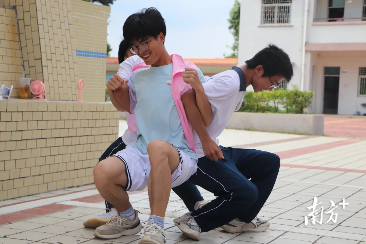 暑假期间饶平县海山中学却迎来一群支教老师