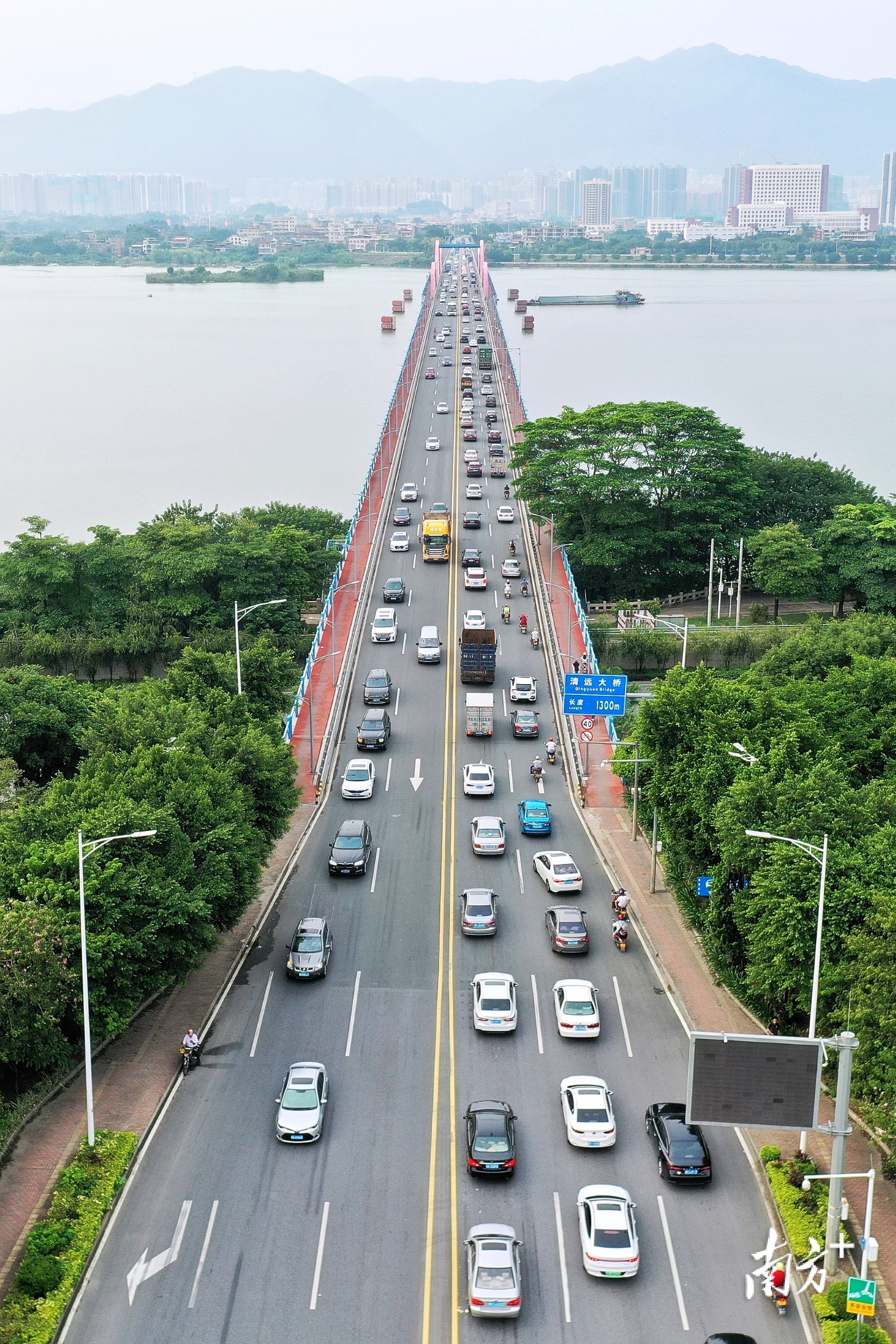 市民日常通勤的过江通道主要有清远大桥,北江大桥,凤城大桥,洲心大桥