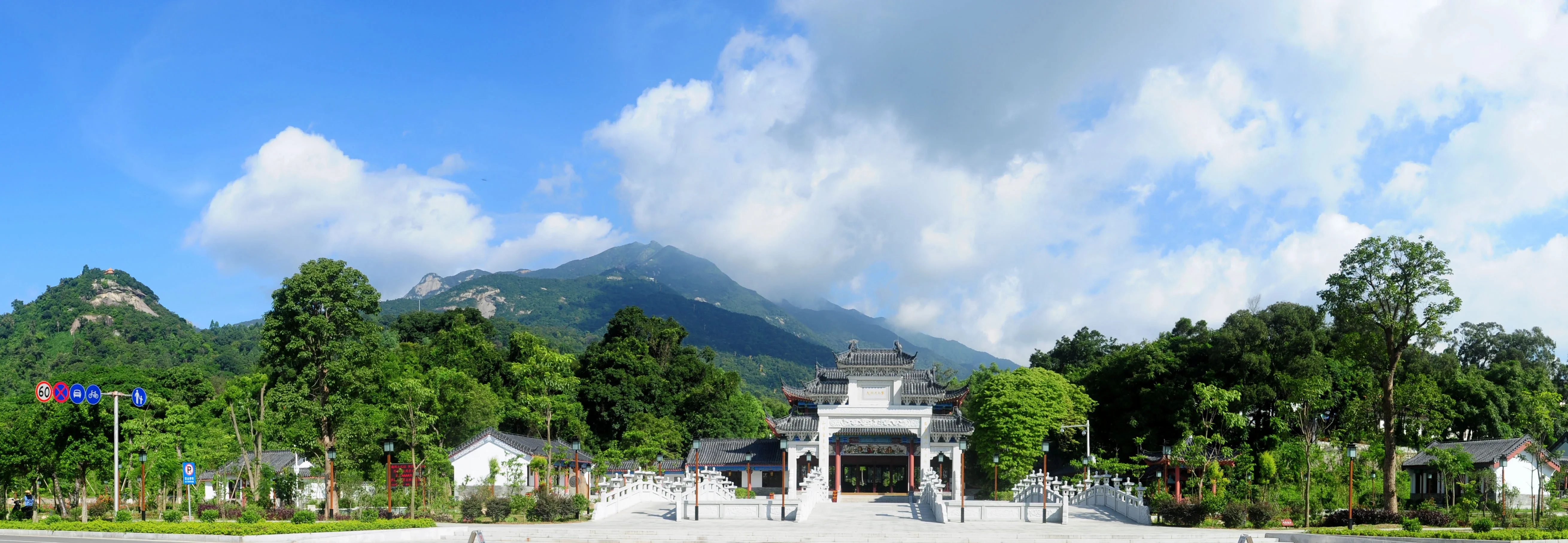 经历2000多公里的长途跋涉后,罗浮山是东坡初到惠州的心灵慰藉