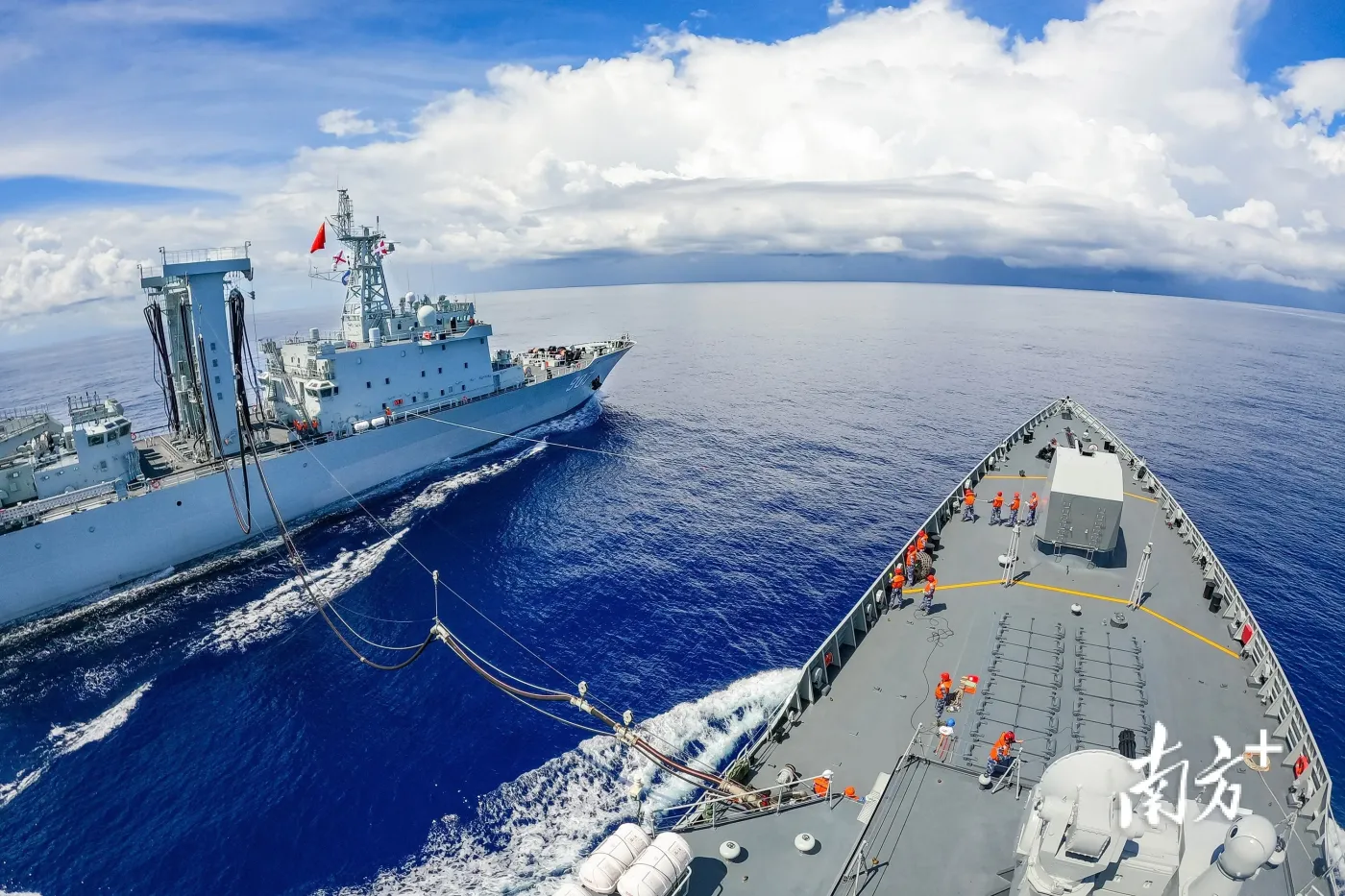 致敬八一在最危险海域外国商船纷纷申请加入中国海军护航队伍