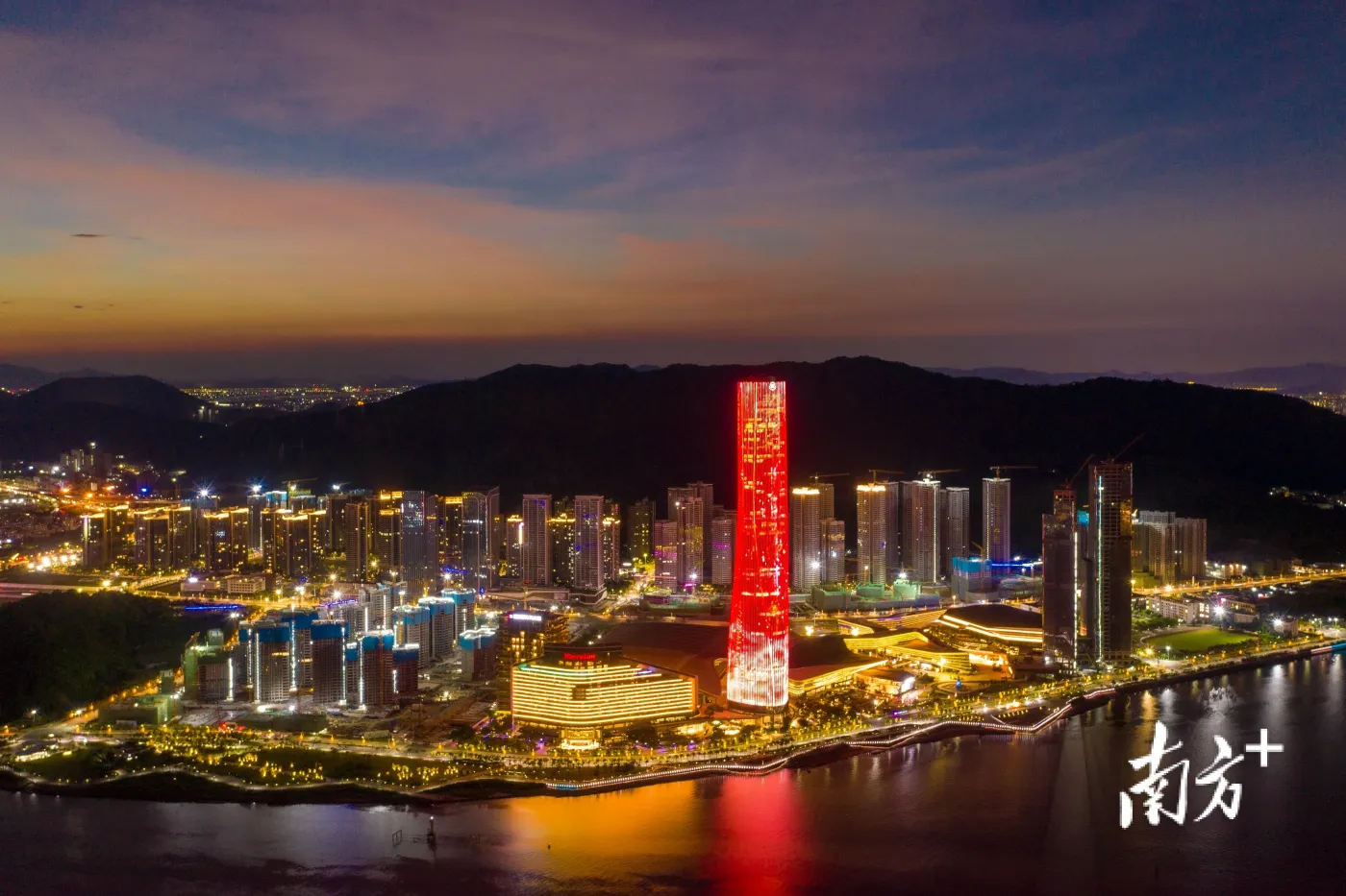 珠海中心上空染上了一层神秘的色彩.