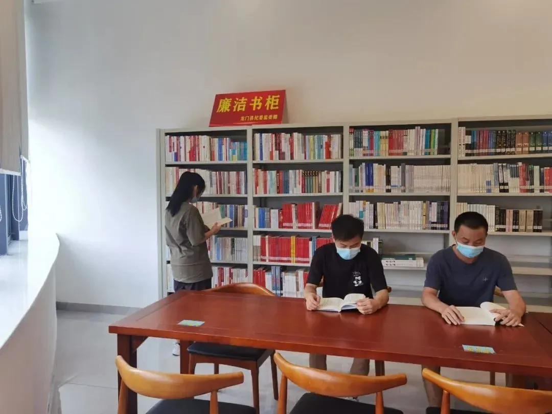 近日,龙门县纪委监委还采购了一批廉洁书籍赠予县图书馆,在二楼流动