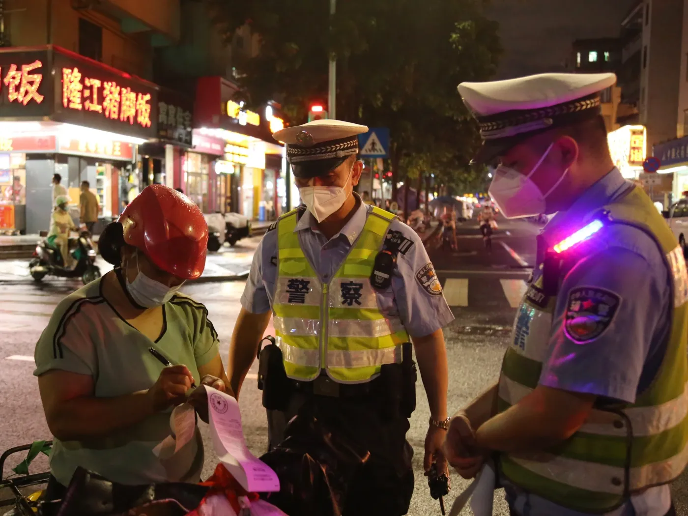 图集深圳公安开展涉车违法犯罪专项整治集中夜查统一行动