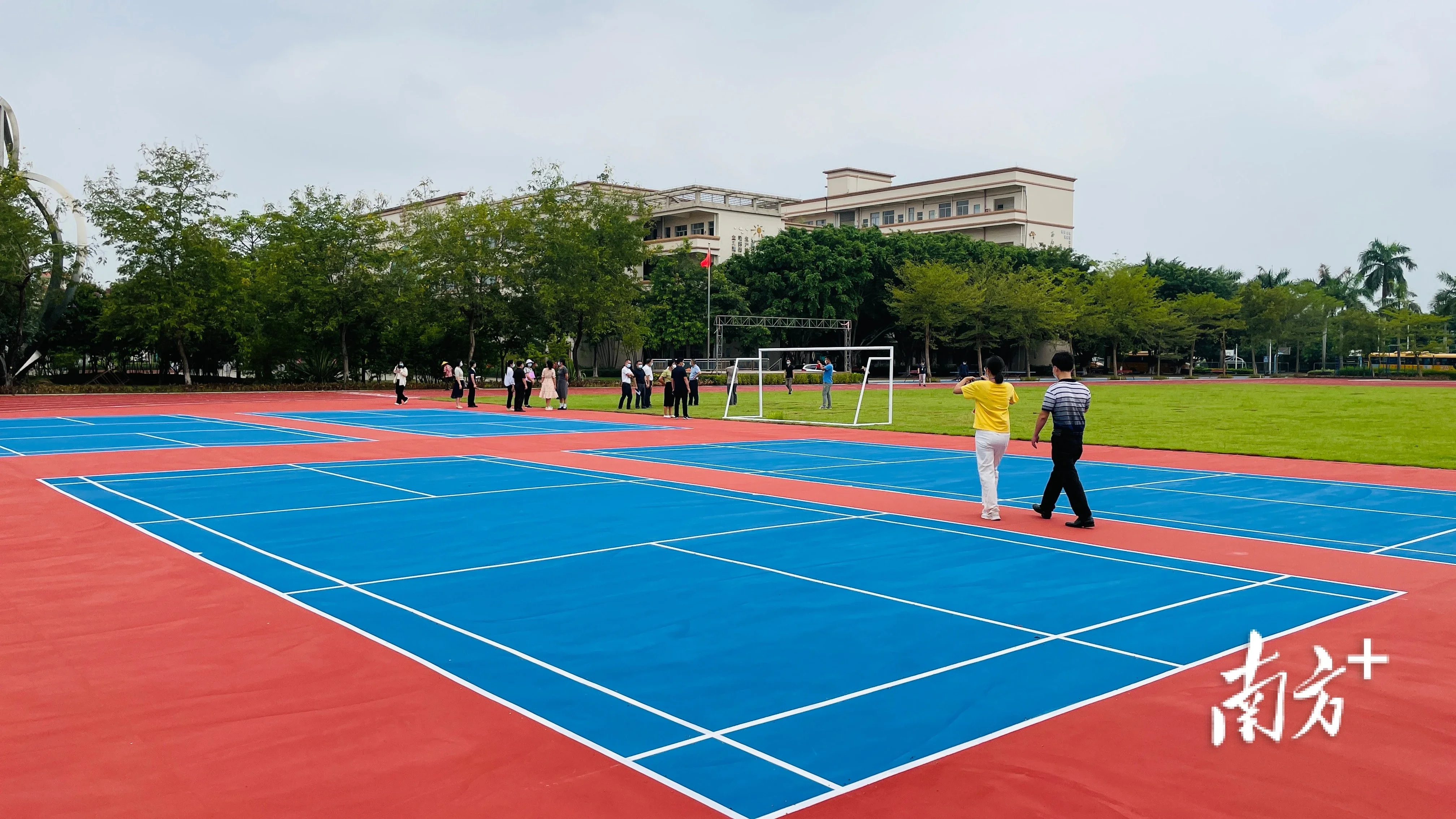 特殊的开学礼民众街道4所学校塑胶运动场建成启用