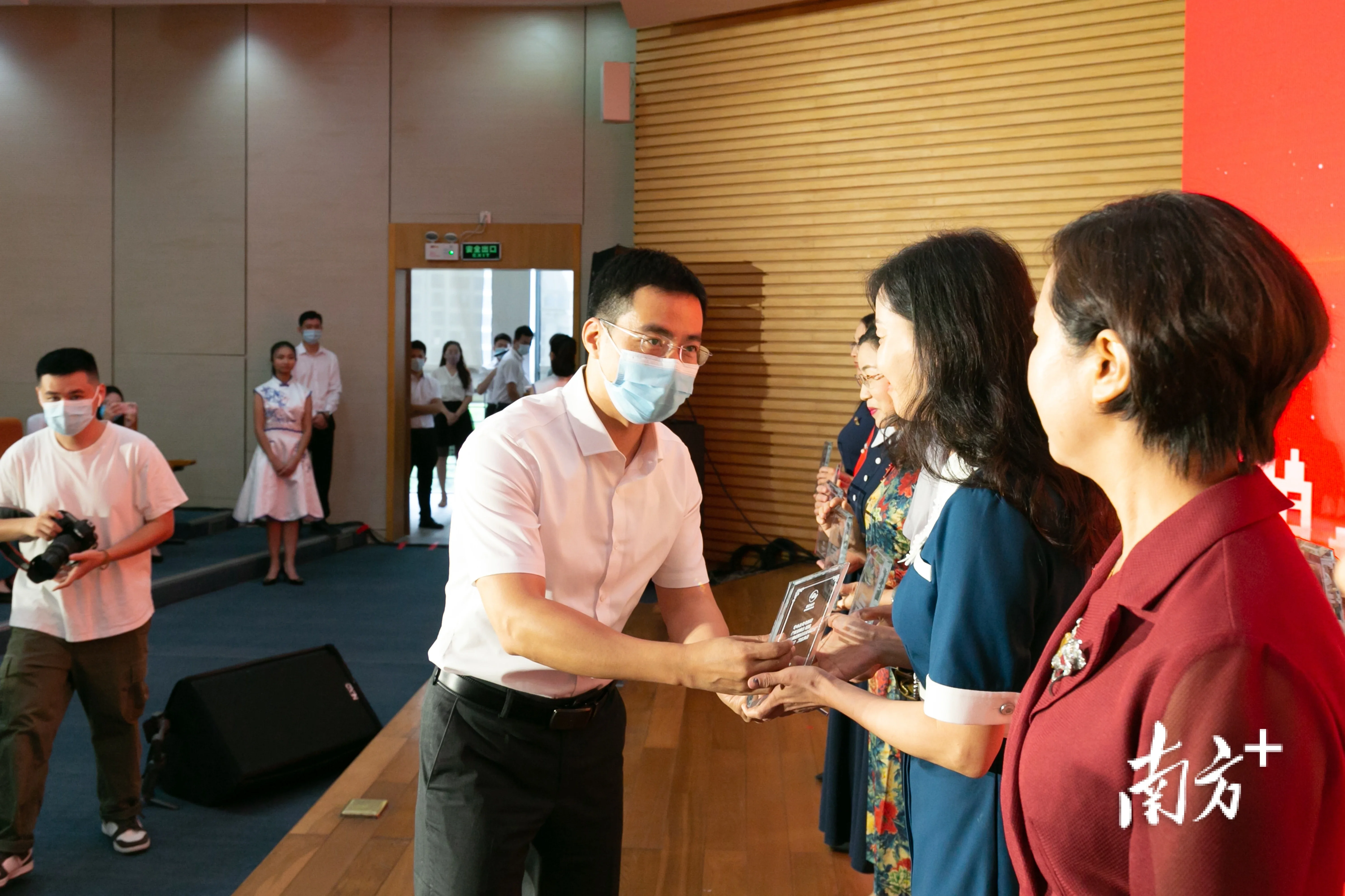 办事处主任麦允谦,街道领导叶俊杰,张永红,方树芬,张庆君参加活动