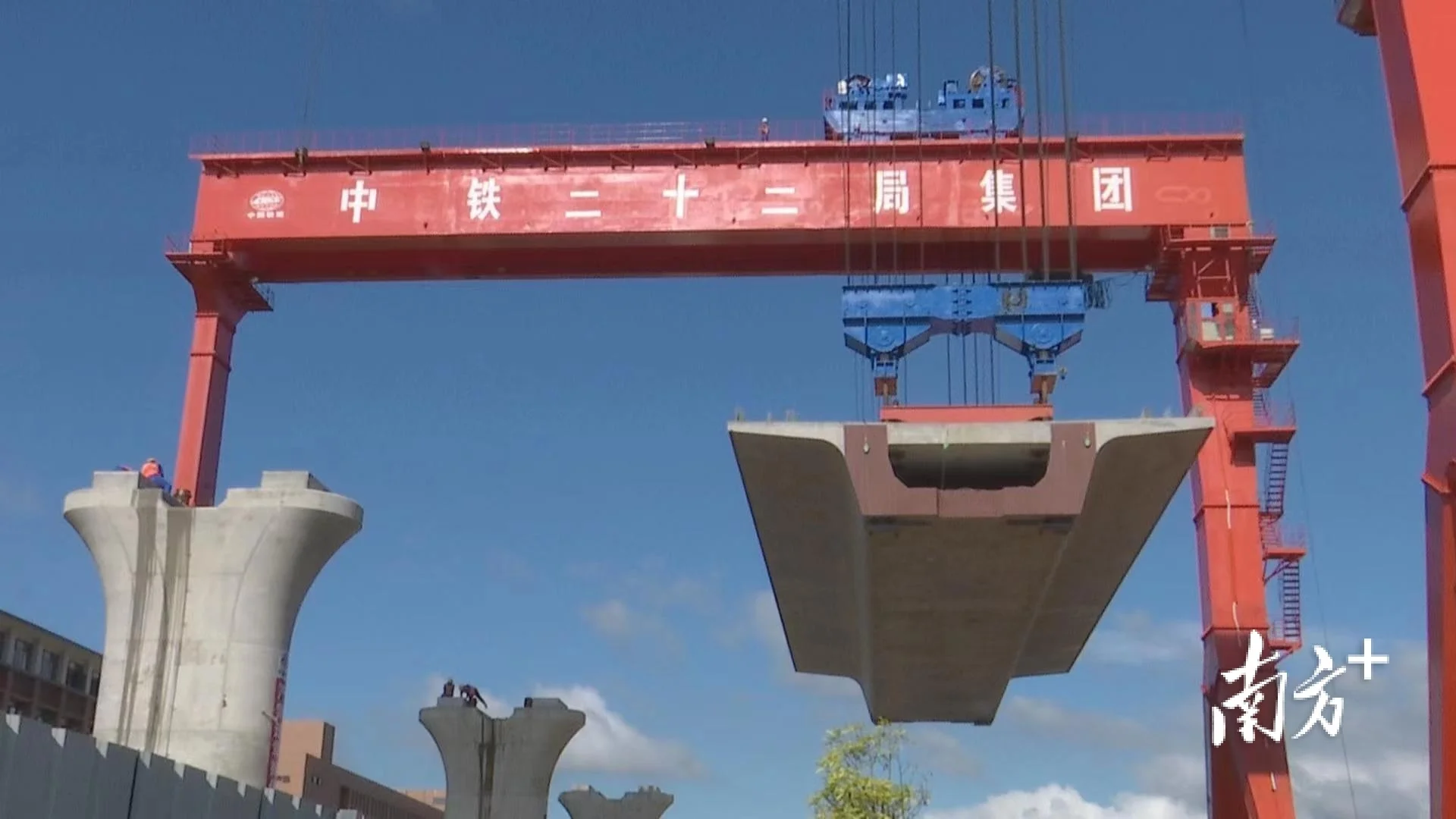 梁体重600吨广清城际北延线完成首孔预制箱梁架设