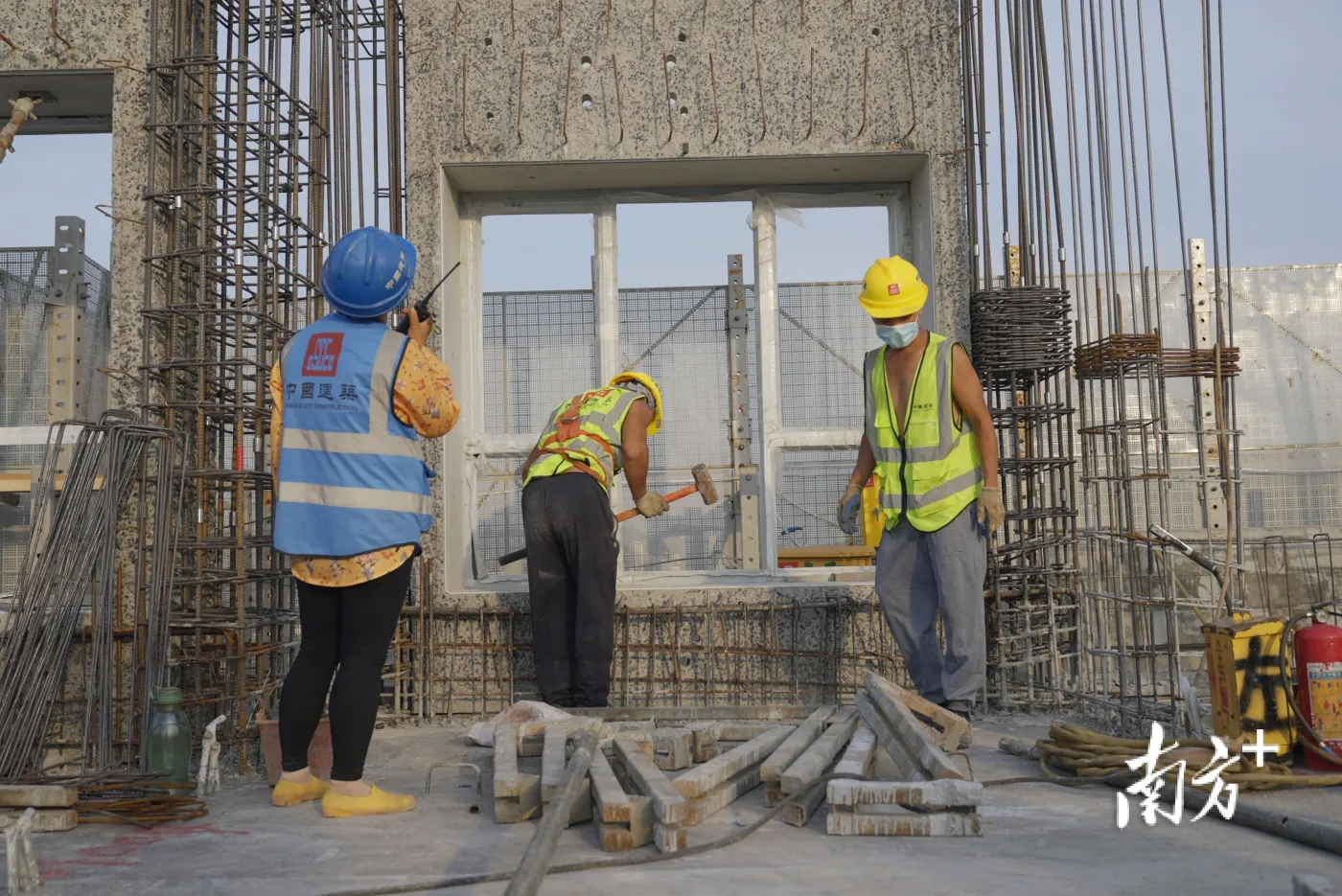 中,整体采用预制混凝土构件及铝模板技术的结合,相较传统的施工作业