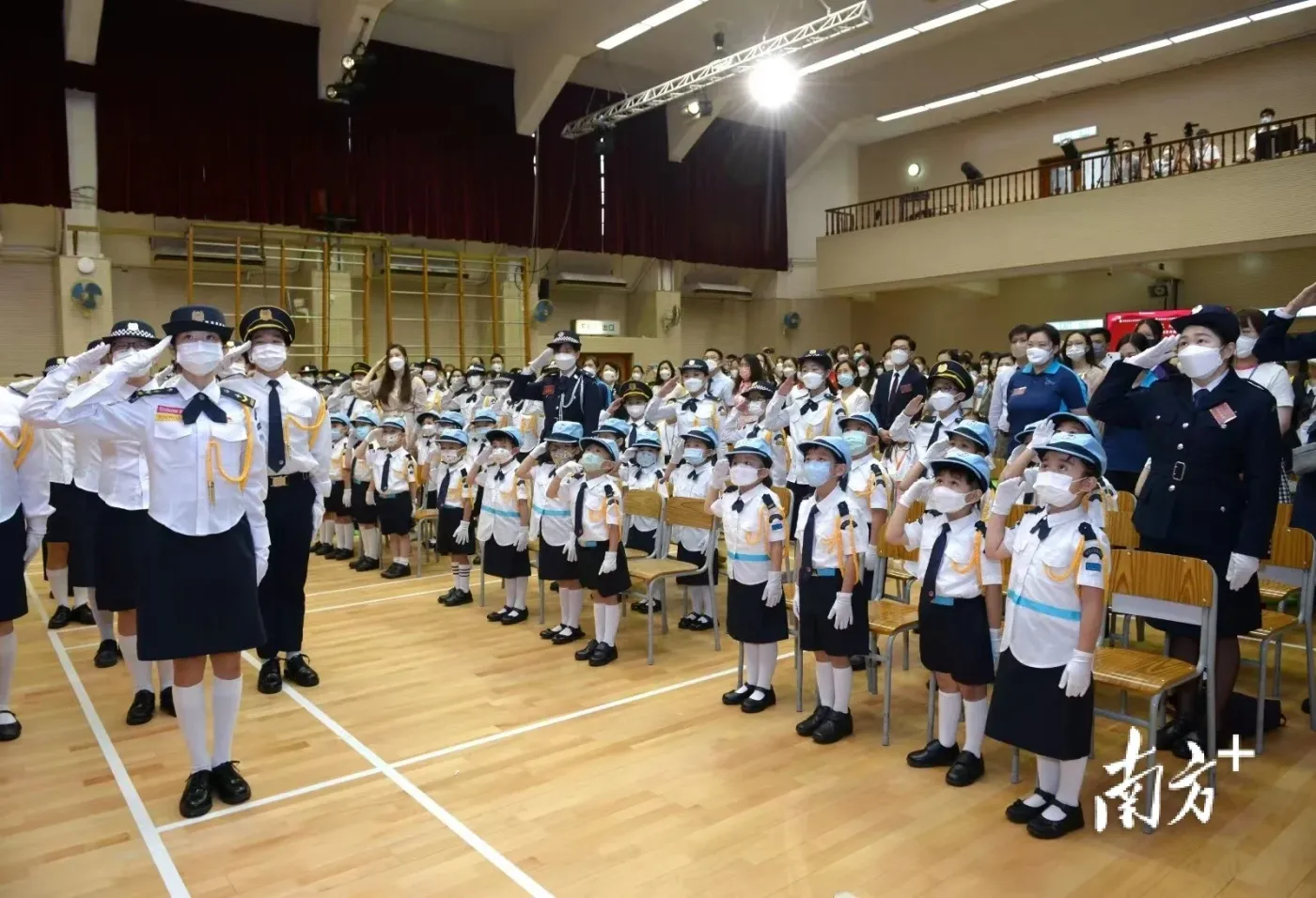 香港黄楚标中学举办国庆升旗礼激励学生报效祖国
