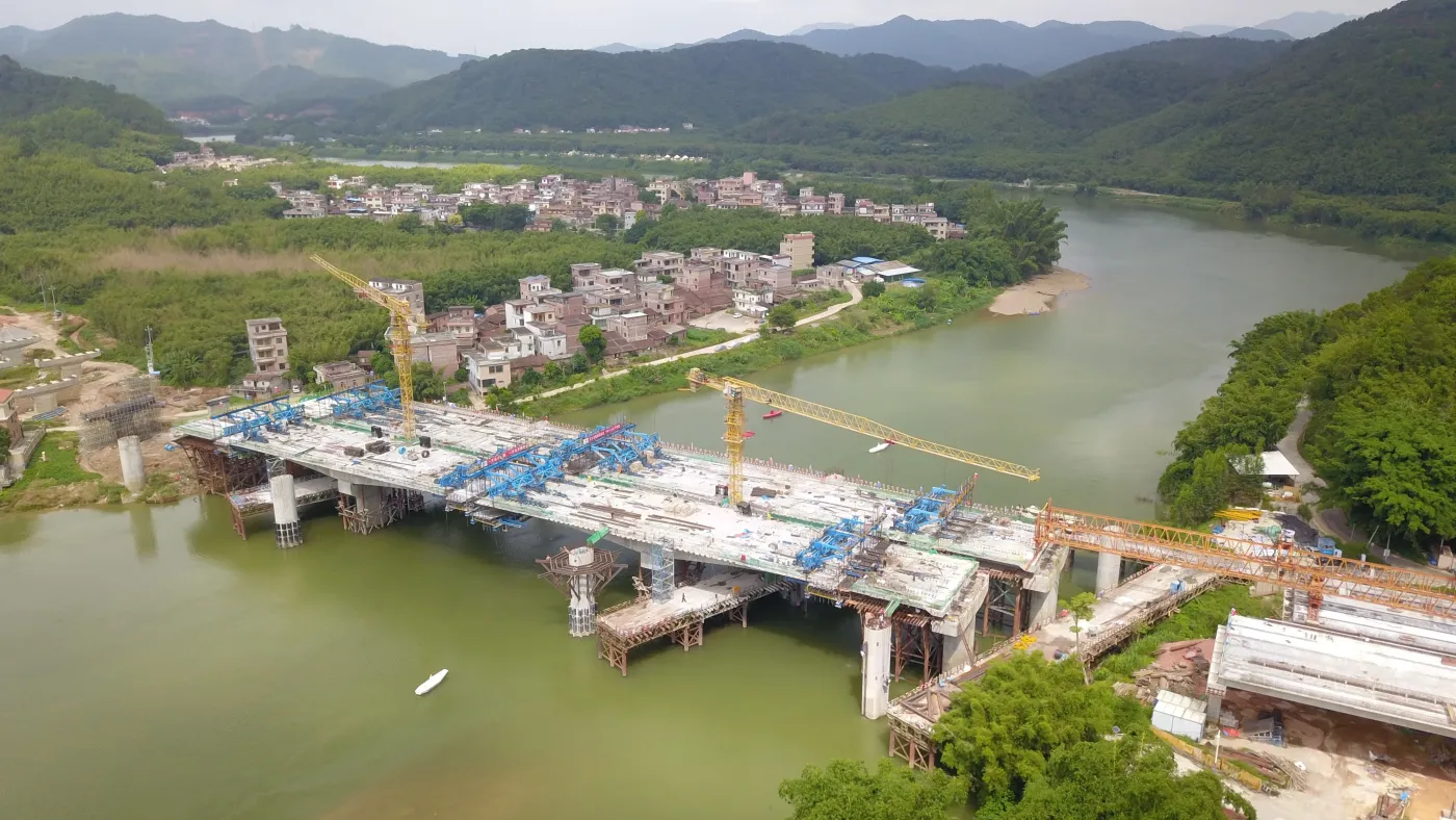 假期开启"抢跑"模式,肇庆广宁文旅桥抓紧推进主桥合龙段施工_房产资讯