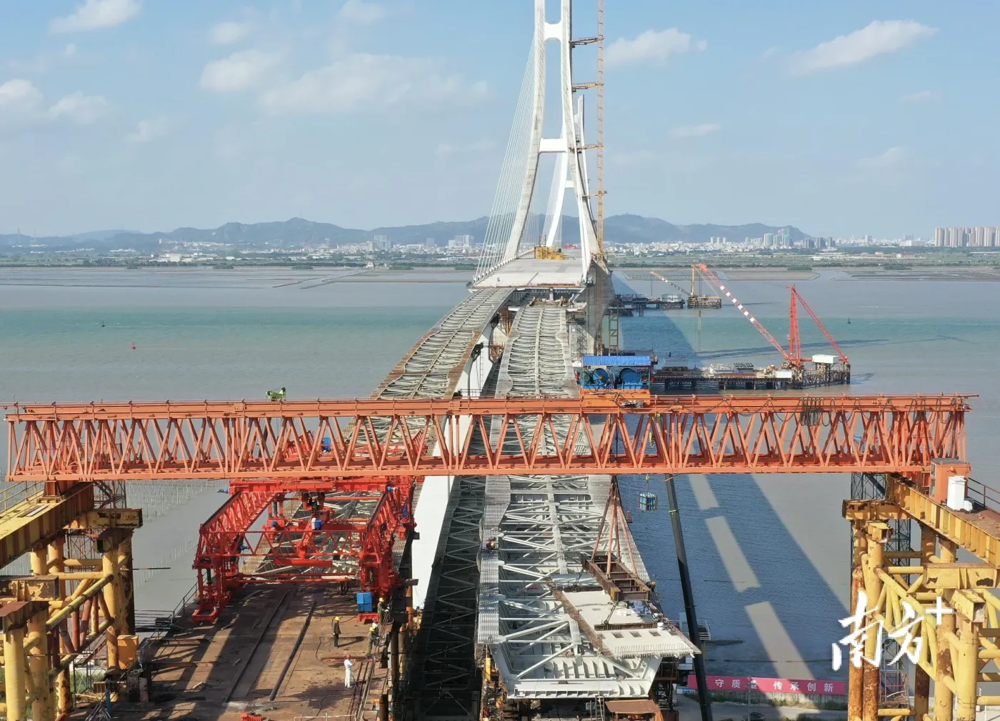 牛田洋特大桥新进展:南岸水中引桥首片桥面板成功架设_房产资讯_房